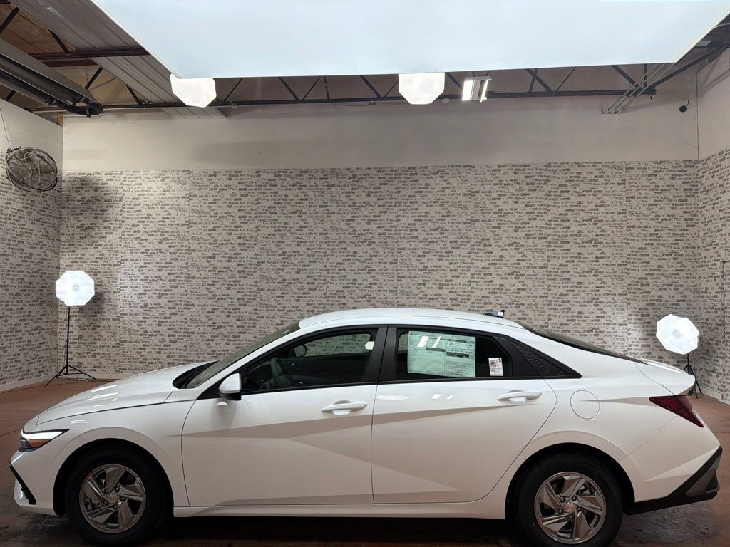 New 2026 Hyundai Elantra SE FWD image 4