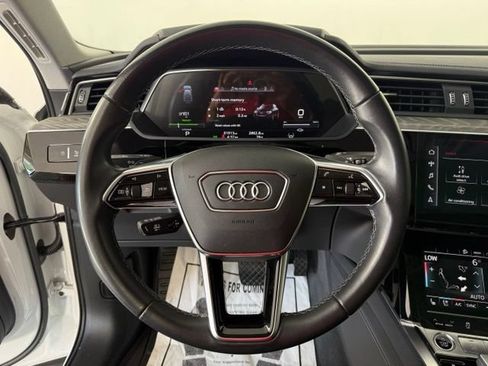 Used 2022 Audi e-tron Premium Plus w/ Premium Plus Package AWD/4WD image 41
