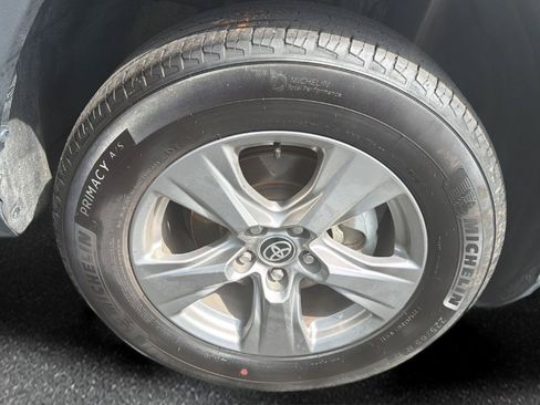 Used 2025 Toyota RAV4 XLE AWD/4WD image 12