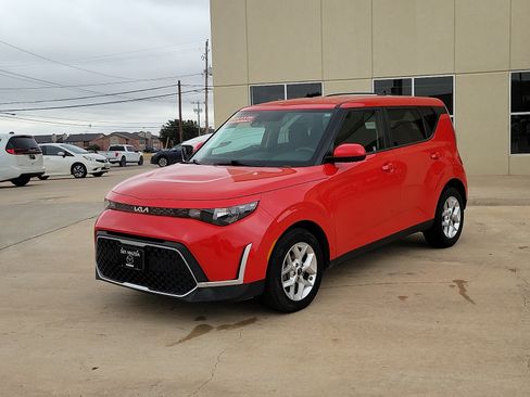 Used 2024 Kia Soul LX w/ Option Group 015 FWD image 3
