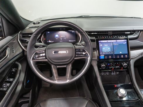 Used 2022 Jeep Grand Cherokee Overland RWD image 11