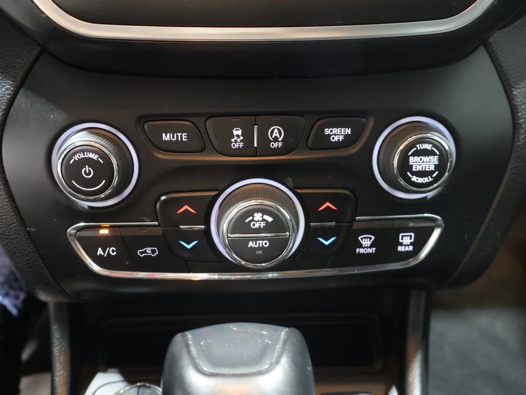 Used 2022 Jeep Cherokee Trailhawk AWD/4WD image 32