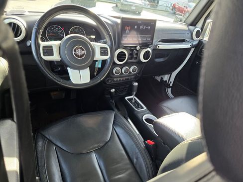 Used 2018 Jeep Wrangler Unlimited Sahara image 3