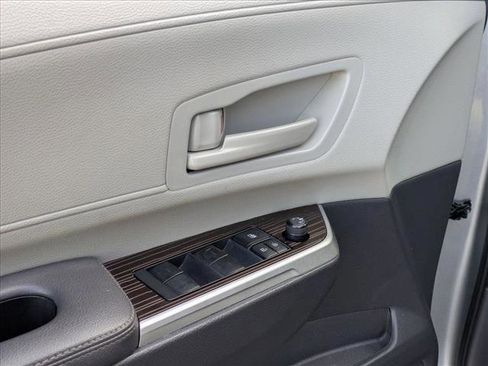 Used 2023 Toyota Sienna LE image 3