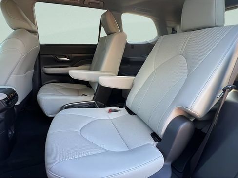 Used 2024 Toyota Grand Highlander AWD image 10