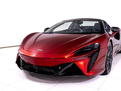 Used 2025 McLaren Artura Spider RWD image 12