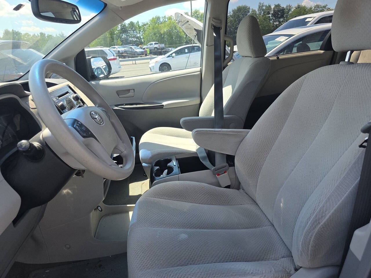 Used 2012 Toyota Sienna LE w/ Towing Pkg AWD/4WD image 9