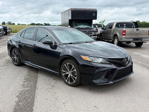 Used 2018 Toyota Camry SE w/ Convenience Package FWD image 2