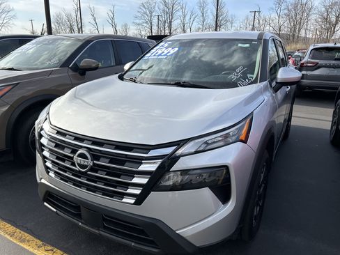 Used 2025 Nissan Rogue SV image 3