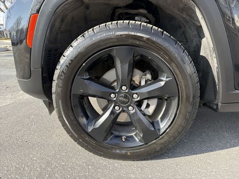 Used 2023 Jeep Grand Cherokee Altitude image 16