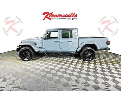 Used 2025 Jeep Gladiator Sport image 4