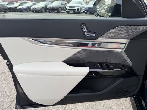 Used 2025 BMW 750e xDrive image 11