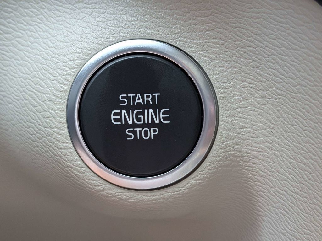Certified 2026 Volvo XC40 B5 Plus AWD/4WD image 30