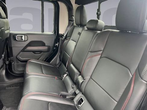 Used 2025 Jeep Gladiator Rubicon w/ Convenience Group AWD/4WD image 16