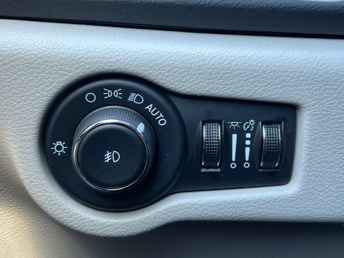 Used 2024 Chrysler Pacifica Touring-L FWD image 19