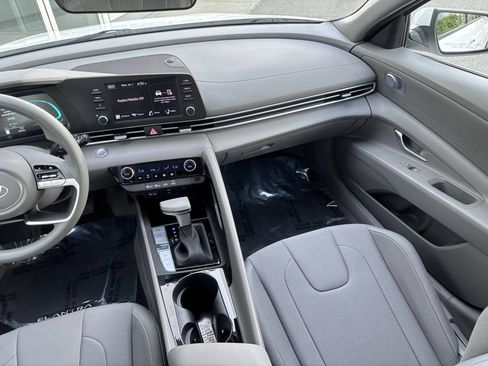 Used 2025 Hyundai Elantra Hybrid FWD image 22