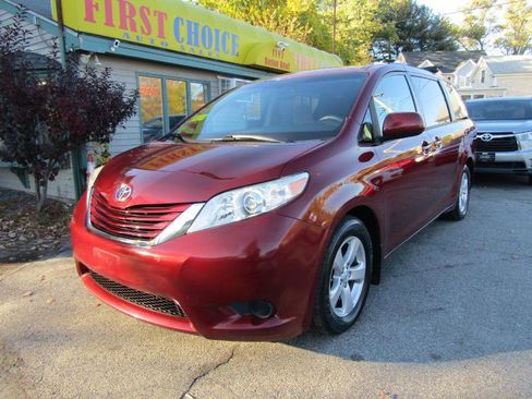 Used 2017 Toyota Sienna LE image 23