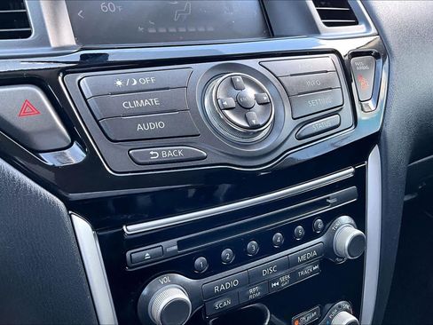 Used 2020 Nissan Pathfinder S FWD image 31