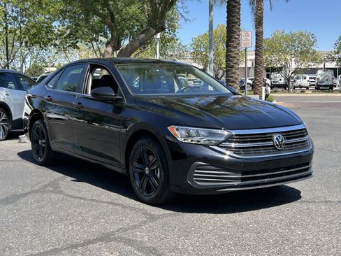 Used 2024 Volkswagen Jetta SE w/ Panoramic Sunroof Package FWD image 6