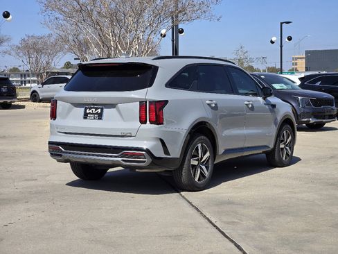 Certified 2023 Kia Sorento EX image 4