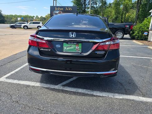 Used 2017 Honda Accord Touring image 5