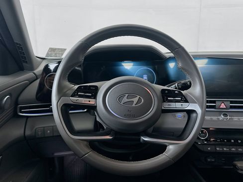 Used 2025 Hyundai Elantra SEL image 18