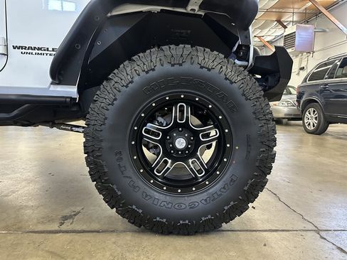 Used 2015 Jeep Wrangler Unlimited Rubicon w/ Connectivity Group AWD/4WD image 9