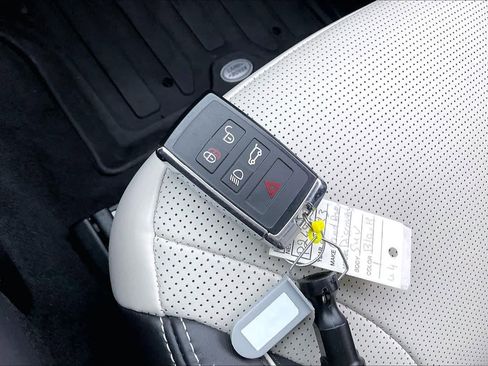 Used 2023 Land Rover Discovery Metropolitan Edition image 15