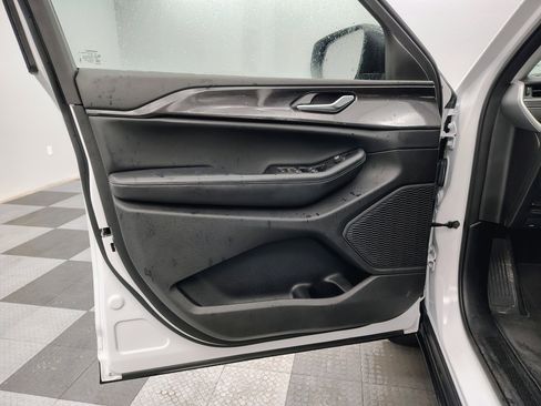 Used 2023 Jeep Grand Cherokee Laredo w/ Luxury Tech Group I image 9