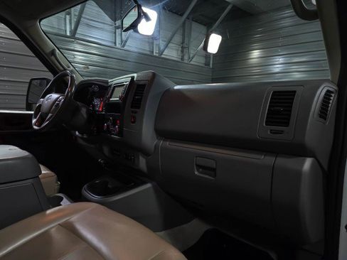 Used 2018 Nissan NV 3500 SL image 16
