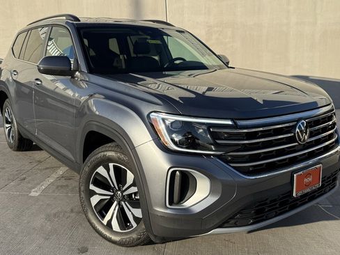 Used 2025 Volkswagen Atlas SE image 1