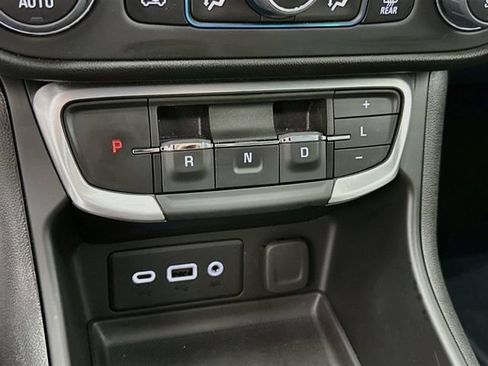 Used 2024 GMC Terrain SLE w/ Driver Convenience Package FWD image 17