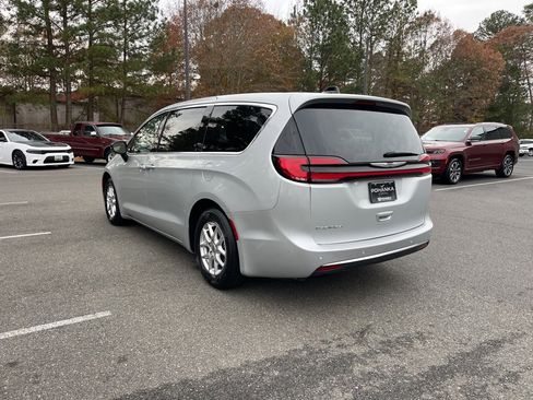 Used 2024 Chrysler Pacifica Touring-L image 7