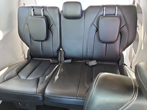 Used 2023 Chrysler Pacifica Touring-L FWD image 10