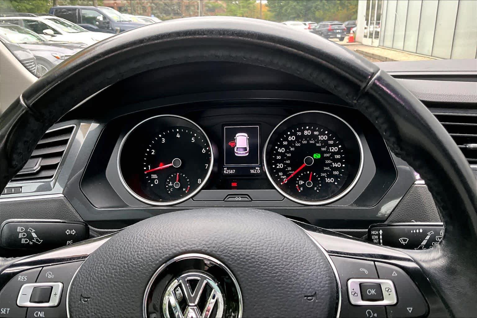 Used 2018 Volkswagen Tiguan SE w/ Panoramic Sunroof Package AWD/4WD image 25