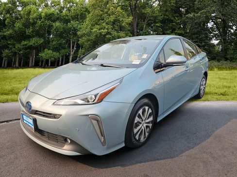 Used 2019 Toyota Prius XLE AWD/4WD image 3