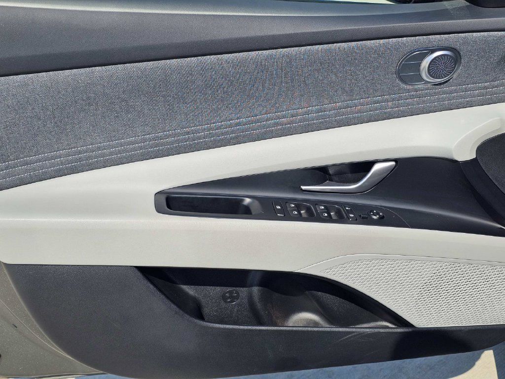 Used 2025 Hyundai Elantra Limited FWD image 14