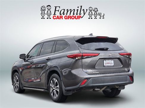 Used 2022 Toyota Highlander XLE image 3