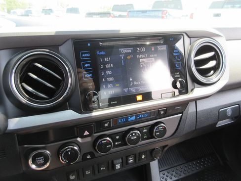 Used 2019 Toyota Tacoma TRD Sport AWD/4WD image 30