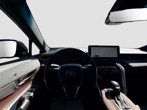 Used 2023 Toyota Venza XLE image 17