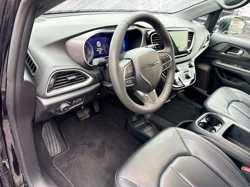Used 2025 Chrysler Pacifica Select image 10