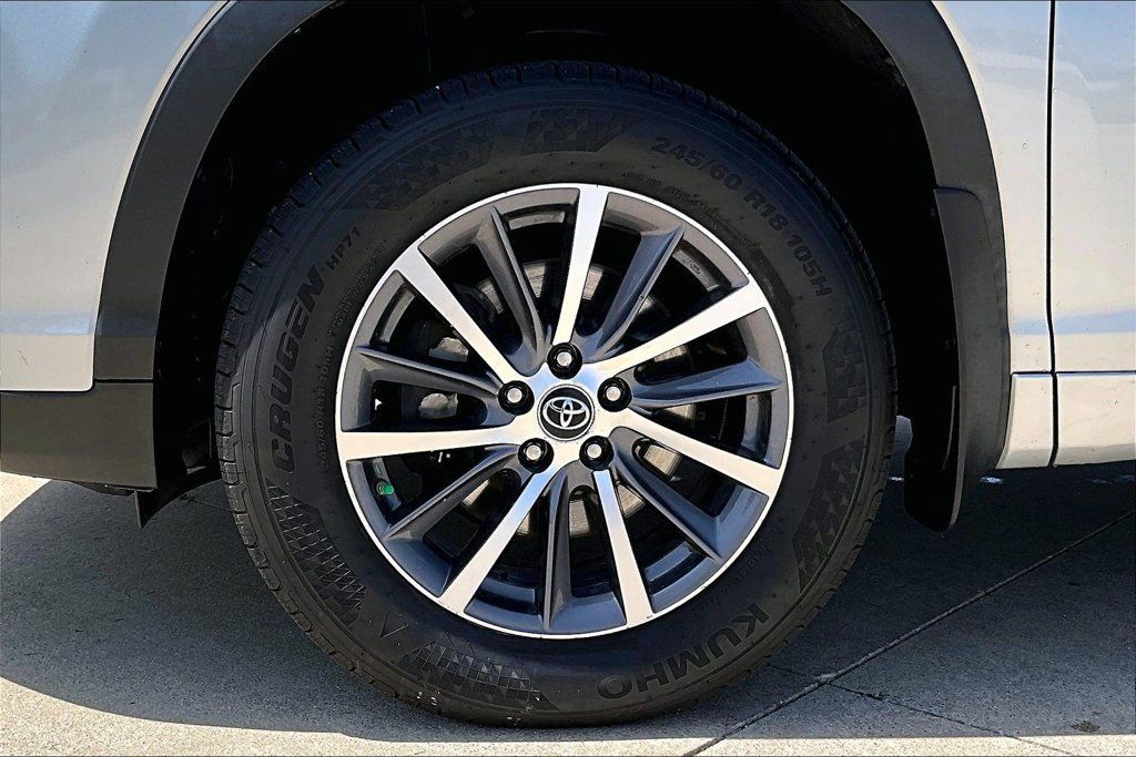 Used 2017 Toyota Highlander XLE AWD/4WD image 10