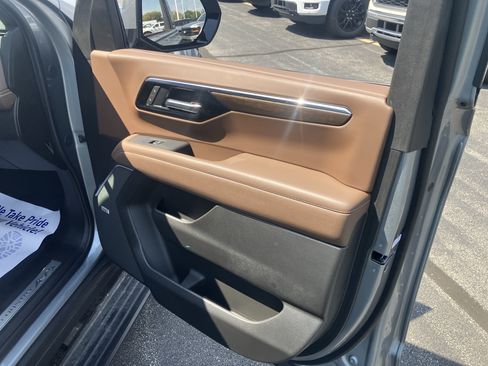 Used 2025 Chevrolet Tahoe High Country AWD/4WD image 10