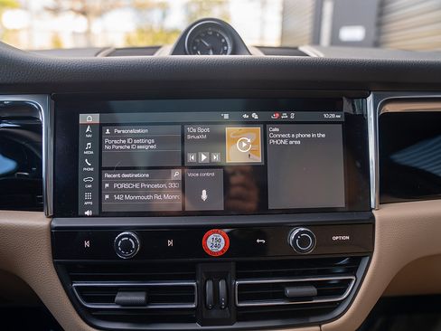 Used 2025 Porsche Macan image 12