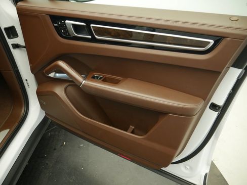 Certified 2023 Porsche Cayenne Turbo AWD/4WD image 23