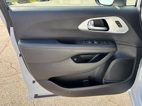 Used 2023 Chrysler Pacifica Touring-L w/ S Appearance Package FWD image 9