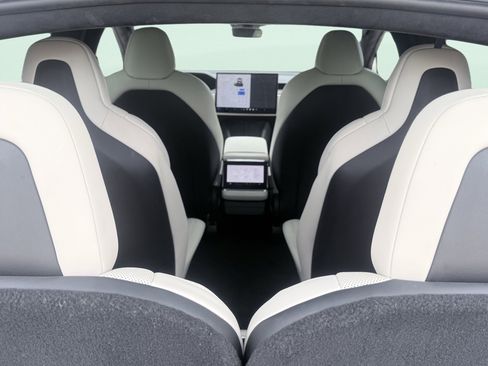 Used 2023 Tesla Model X AWD/4WD image 4