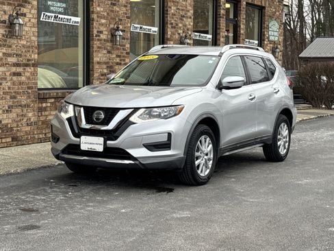 Used 2018 Nissan Rogue SV image 1