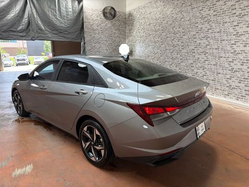 Used 2023 Hyundai Elantra SEL w/ Convenience Package FWD image 5