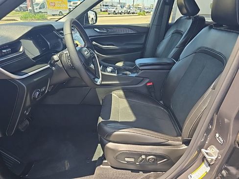 New 2025 Jeep Grand Cherokee Altitude image 29